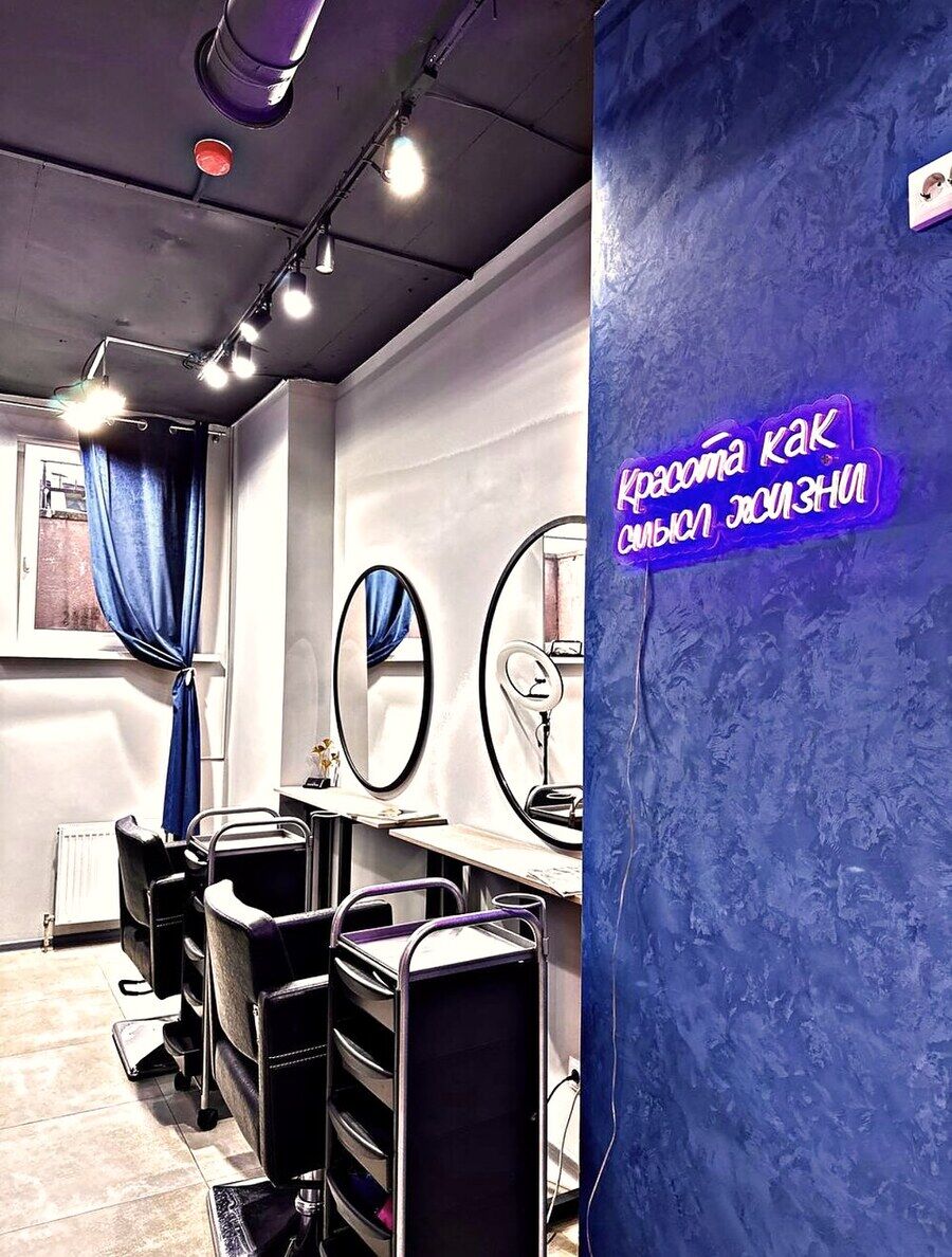 Интерьер студии ESTETIK HAIR — рабочие места мастеров