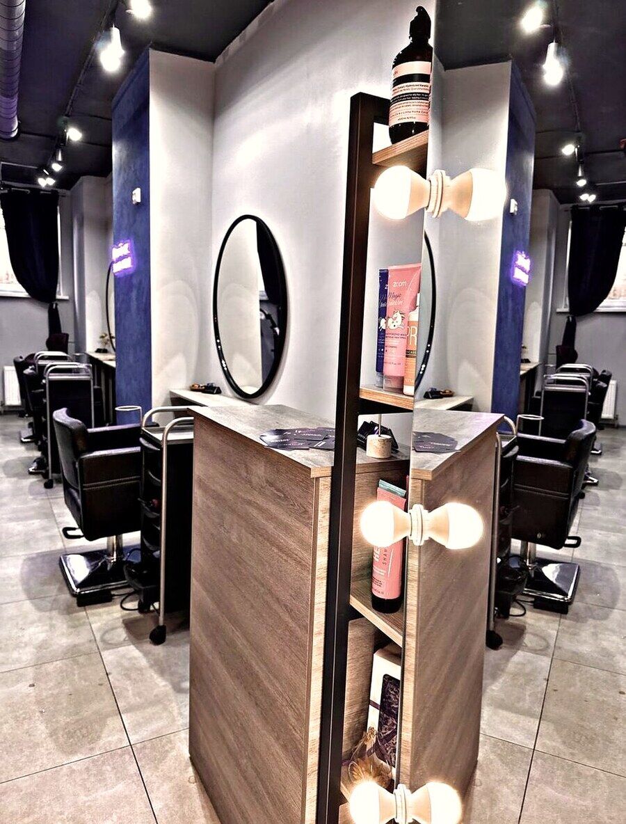 Зал студии ESTETIK HAIR с зеркалами и креслами